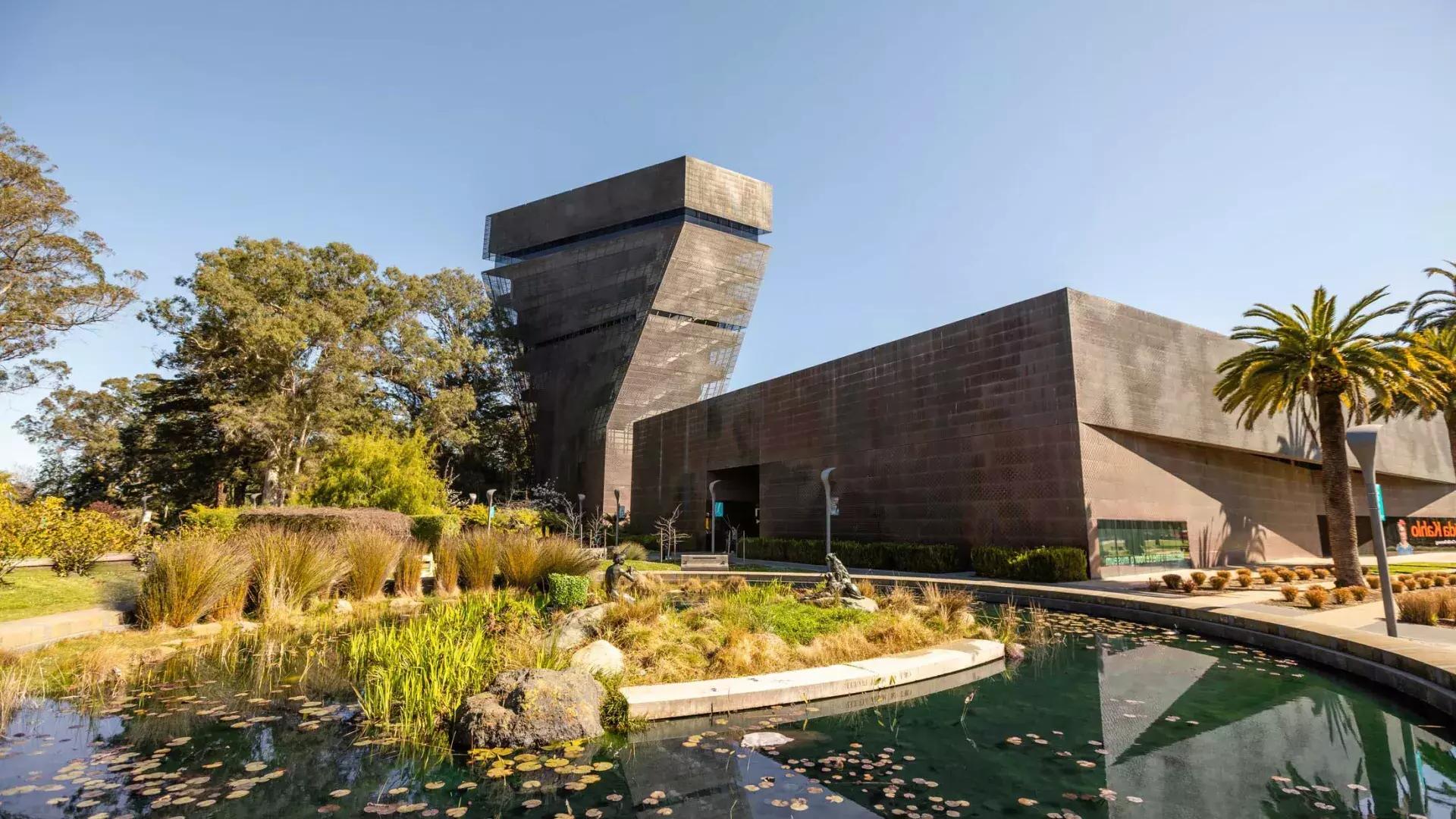 Exterior do moderno e angular Museu de Young. São Francisco, Califórnia.