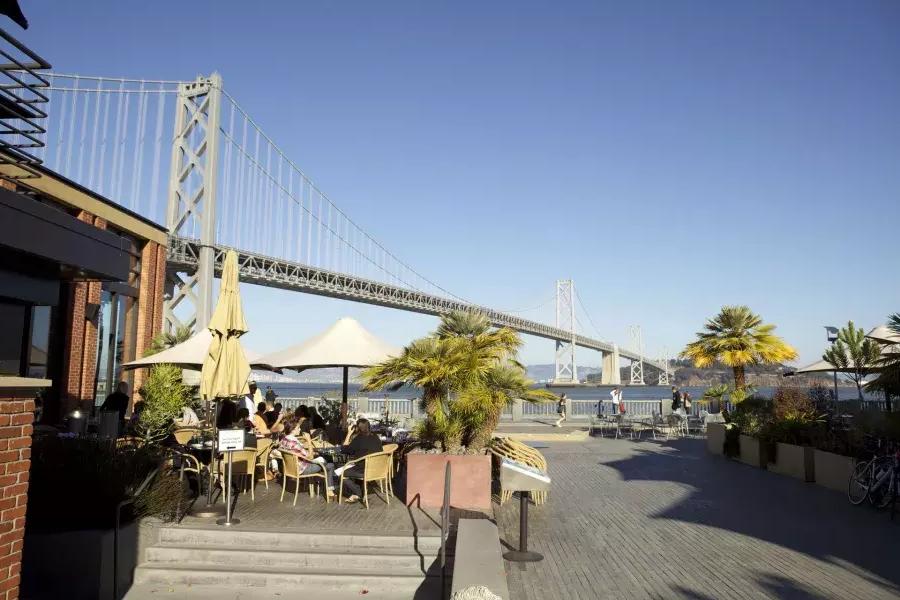 Gäste genießen eine Mahlzeit am Ufer von San Francisco.