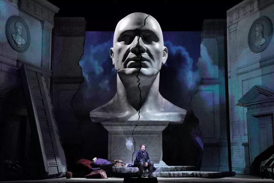 在贝博体彩app上演的《贝博体彩》(Don Giovanni)中，一个巨大的男性半身像占据了舞台上的两个演员。.
