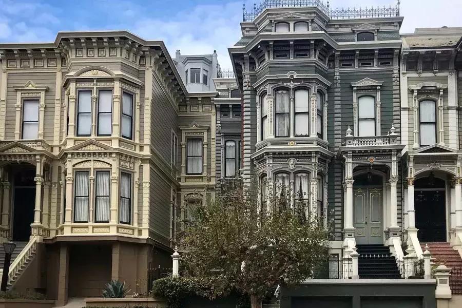 Una fila di case vittoriane ornate in una strada a Pacific Heights. San Francisco, California.
