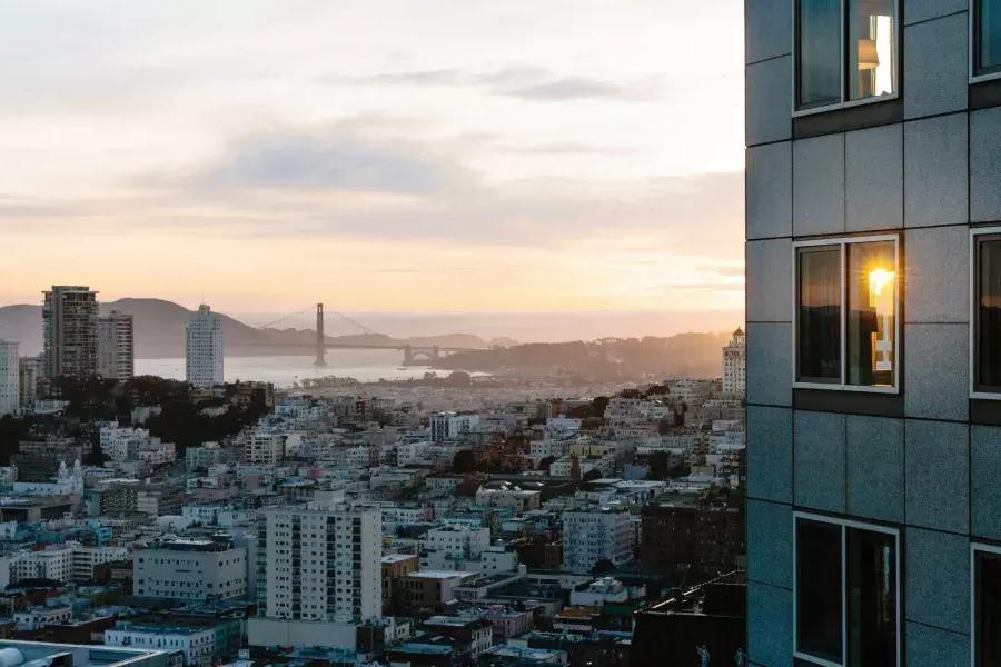 Lo skyline della città di San Francisco è visto dal Four Seasons Hotel San Francisco At Embarcadero.