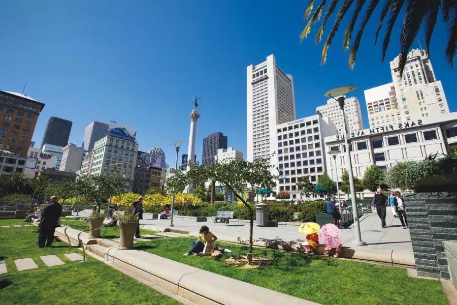As pessoas aproveitam um parque na Union Square em um dia ensolarado. São Francisco, Califórnia.
