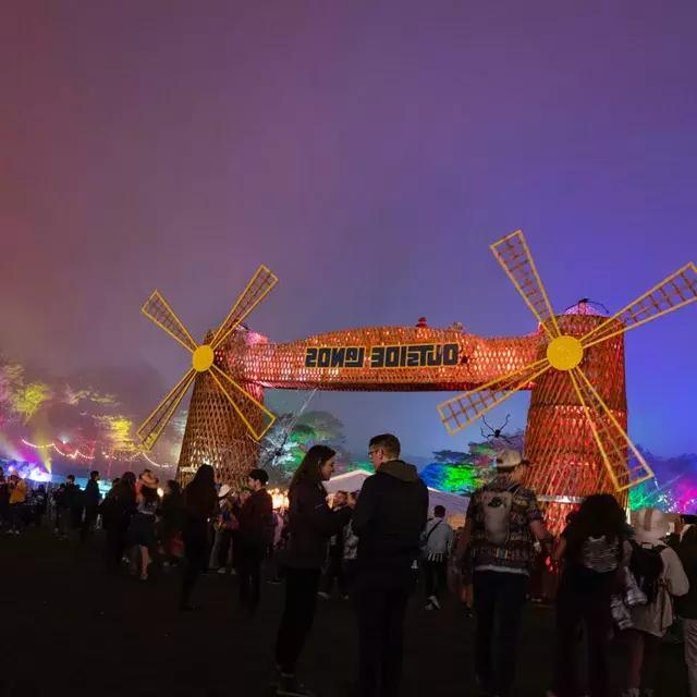 Una folla di partecipanti al festival viene fotografata di notte tra le luci al neon al festival musicale Outside Lands a San Francisco.