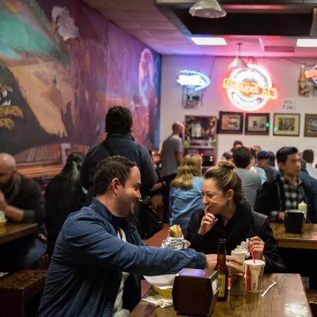 Visitors enjoy authentic Mexican food in San Francisco's 任务 neighborhood.